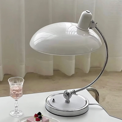 Designerska lampa biurkowa retro – metalowa z chromowaną podstawą