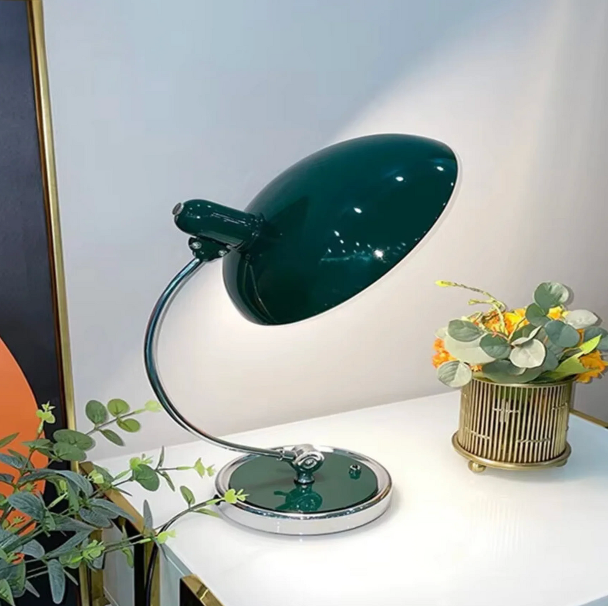Designerska lampa biurkowa retro – metalowa z chromowaną podstawą
