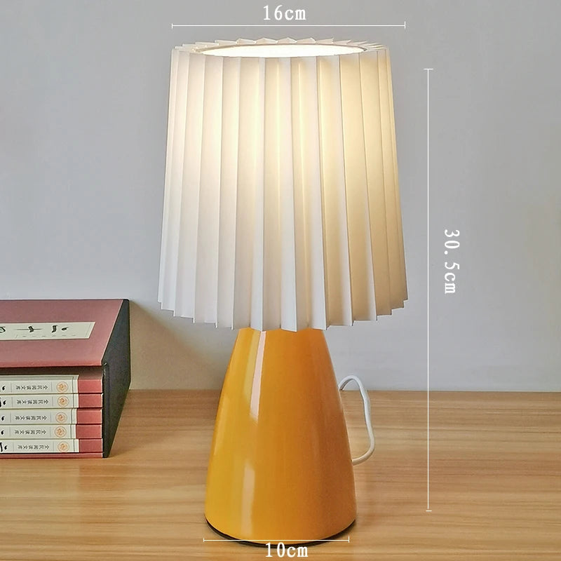 Klasyczna lampa stołowa z plisowanym abażurem w stylu Bauhaus