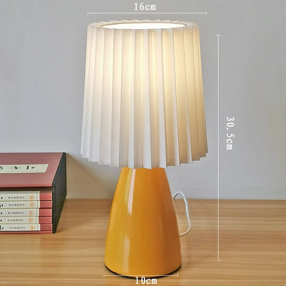 Klasyczna lampa stołowa z plisowanym abażurem w stylu Bauhaus
