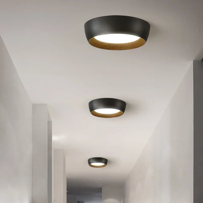 Nowoczesna lampa sufitowa LED z drewnianym akcentem