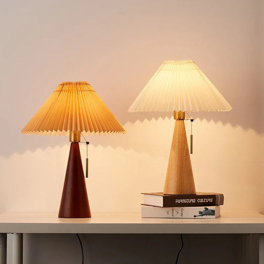 Lampa stołowa z plisowanym kloszem – drewniana podstawa, styl skandynawski