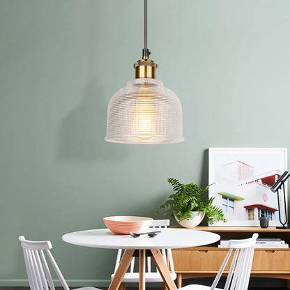 Lampa wisząca retro – szklany klosz w kolorze z mosiężnym wykończeniem