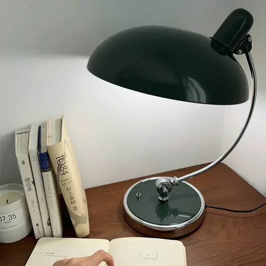 Designerska lampa biurkowa retro – metalowa z chromowaną podstawą