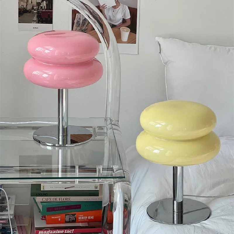 Designerska lampa stołowa bauhaus z kloszem w stylu retro