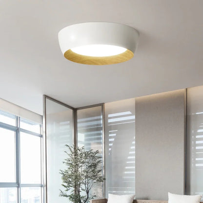 Nowoczesna lampa sufitowa LED z drewnianym akcentem