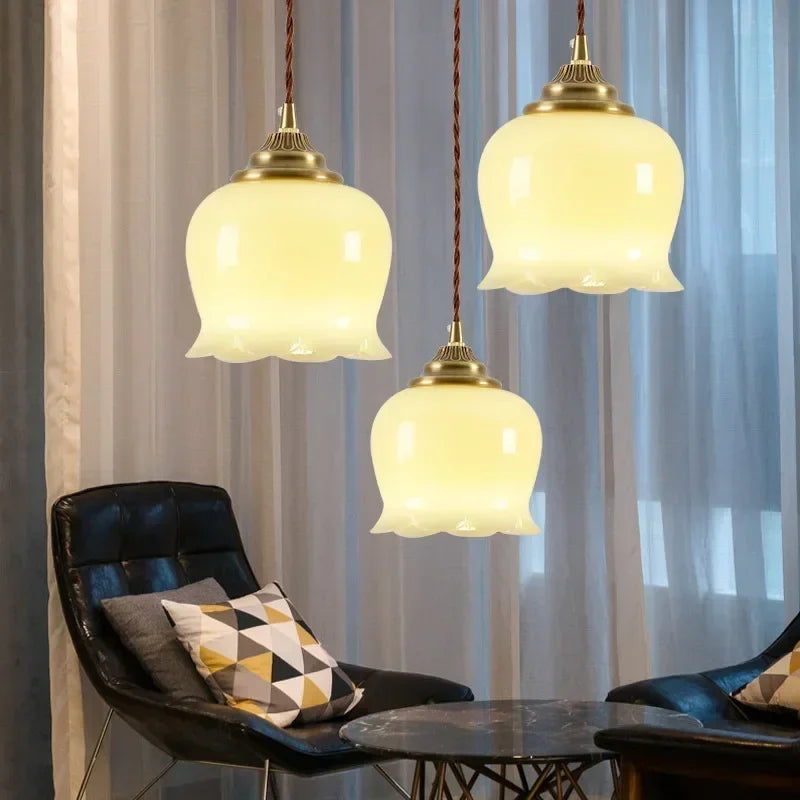 Lampa wisząca retro – szklany klosz w stylu vintage z metalową oprawą