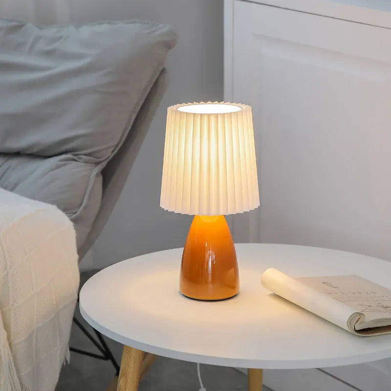 Klasyczna lampa stołowa z plisowanym abażurem w stylu Bauhaus