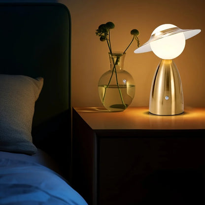 Lampa stołowa LED w kształcie postaci z kapeluszem – designerska lampka nocna do salonu lub sypialni