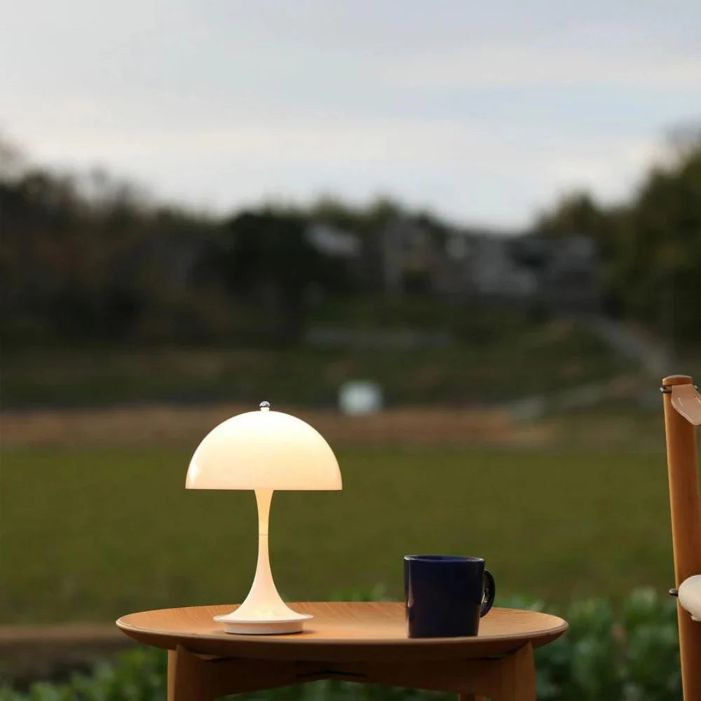 Nowoczesna lampka stołowa LED – minimalistyczna lampa z kloszem w kształcie kopuły