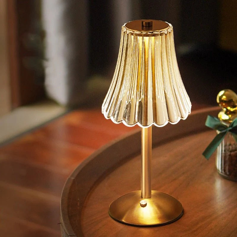 Elegancka lampa stołowa LED z kryształowym kloszem i złotym wykończeniem – włączana na dotyk
