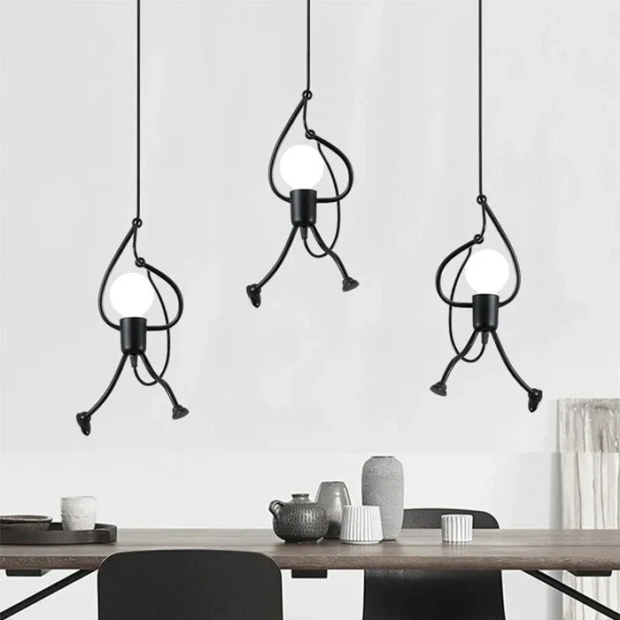 Lampa wisząca z motywem wspinającej się postaci