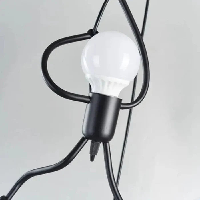 Lampa wisząca z motywem wspinającej się postaci