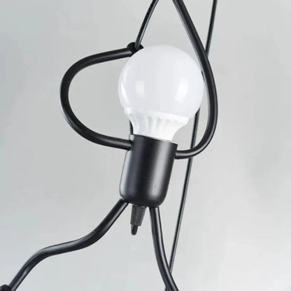Lampa wisząca z motywem wspinającej się postaci