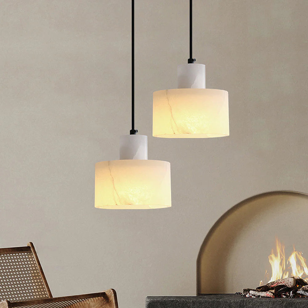 Wisząca Lampa z Marmurowym Kloszem – Minimalistyczna Elegancja