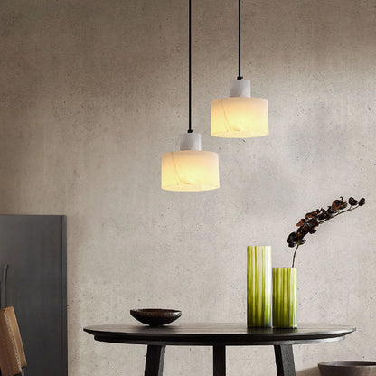 Wisząca Lampa z Marmurowym Kloszem – Minimalistyczna Elegancja
