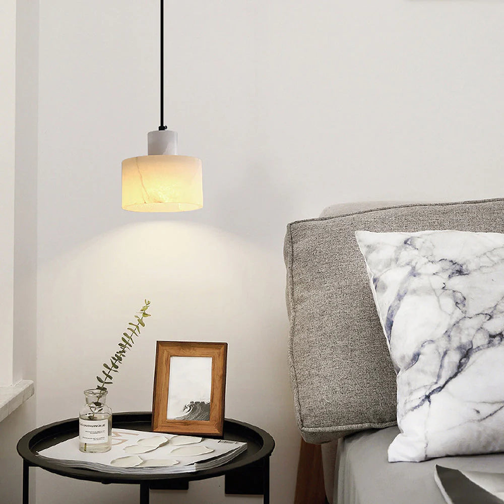 Wisząca Lampa z Marmurowym Kloszem – Minimalistyczna Elegancja