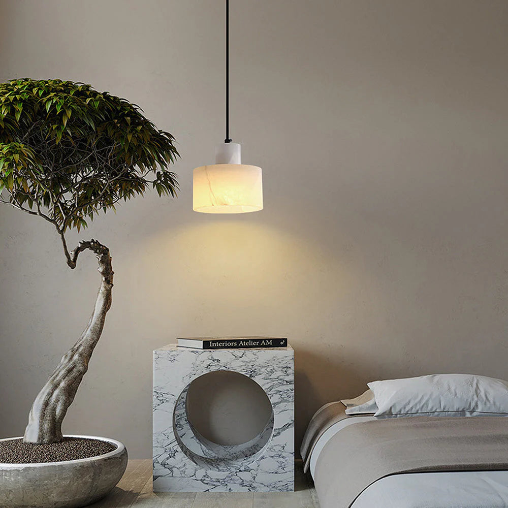 Wisząca Lampa z Marmurowym Kloszem – Minimalistyczna Elegancja