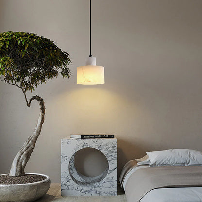 Wisząca Lampa z Marmurowym Kloszem – Minimalistyczna Elegancja