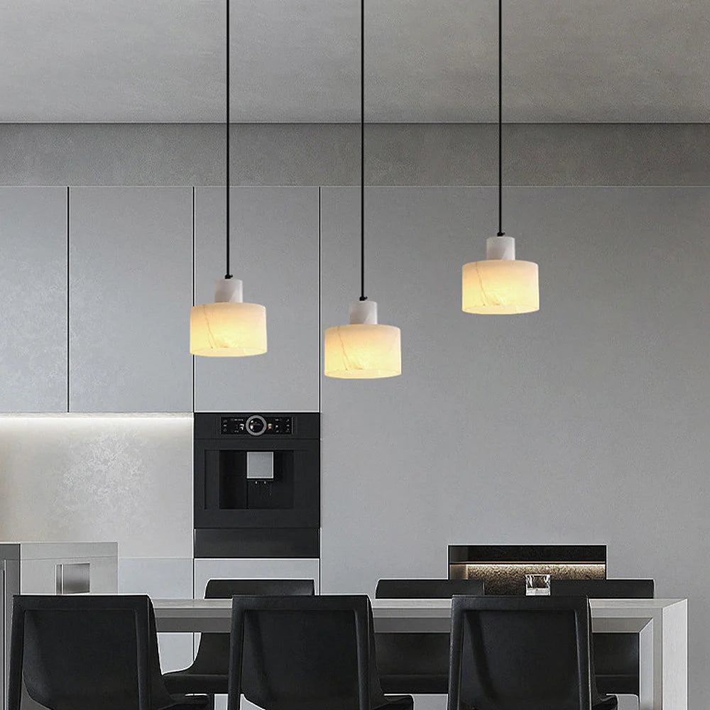 Wisząca Lampa z Marmurowym Kloszem – Minimalistyczna Elegancja