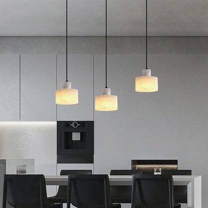 Wisząca Lampa z Marmurowym Kloszem – Minimalistyczna Elegancja