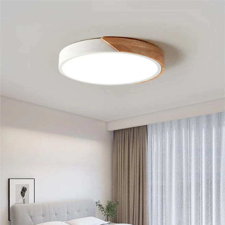 Nowoczesna okrągła lampa sufitowa LED z drewnianym akcentem