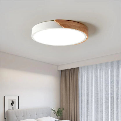 Nowoczesna okrągła lampa sufitowa LED z drewnianym akcentem