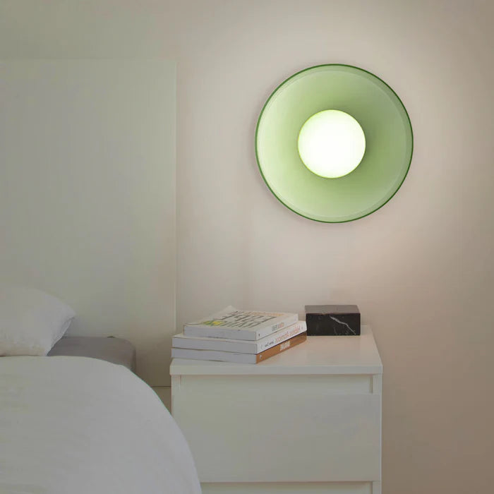Nowoczesna szklana lampa sufitowa z kloszem w minimalistycznym designie