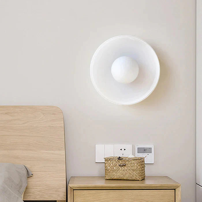 Nowoczesna szklana lampa sufitowa z kloszem w minimalistycznym designie