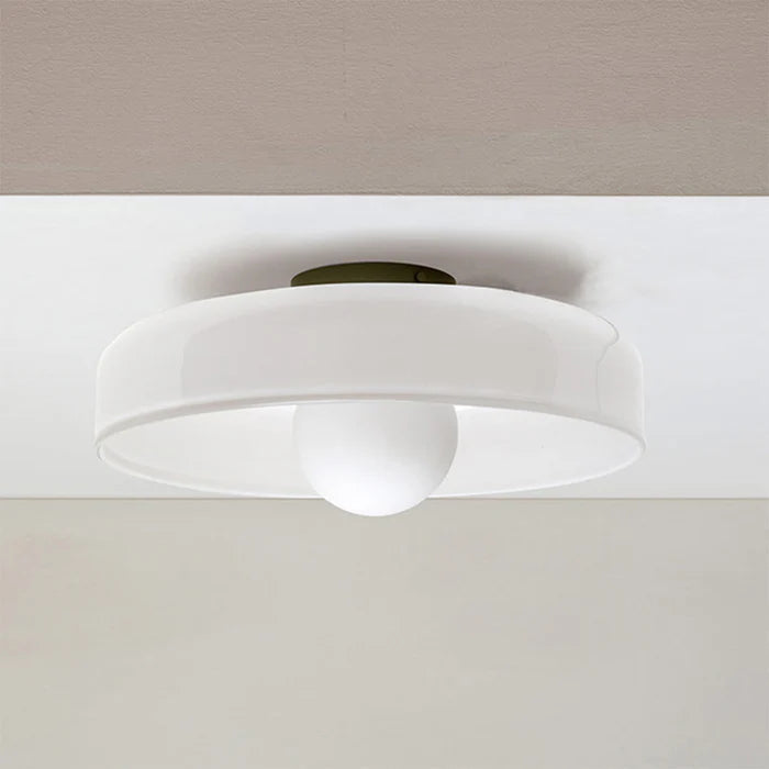 Nowoczesna szklana lampa sufitowa z kloszem w minimalistycznym designie