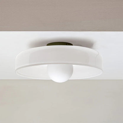 Nowoczesna szklana lampa sufitowa z kloszem w minimalistycznym designie