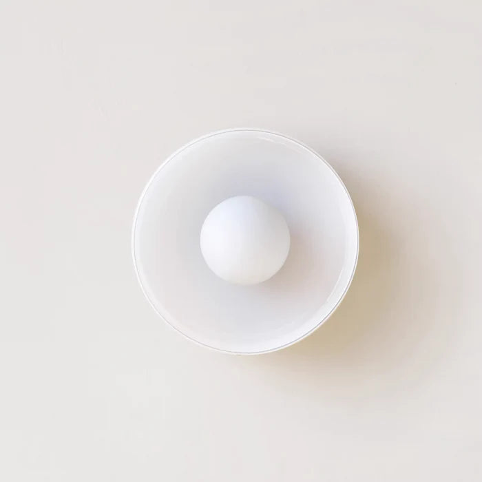 Nowoczesna szklana lampa sufitowa z kloszem w minimalistycznym designie