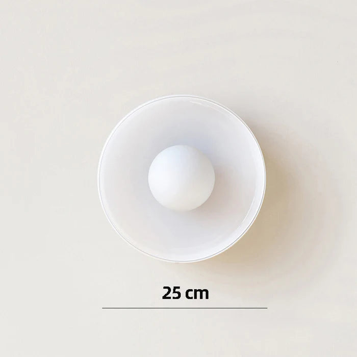Nowoczesna szklana lampa sufitowa z kloszem w minimalistycznym designie