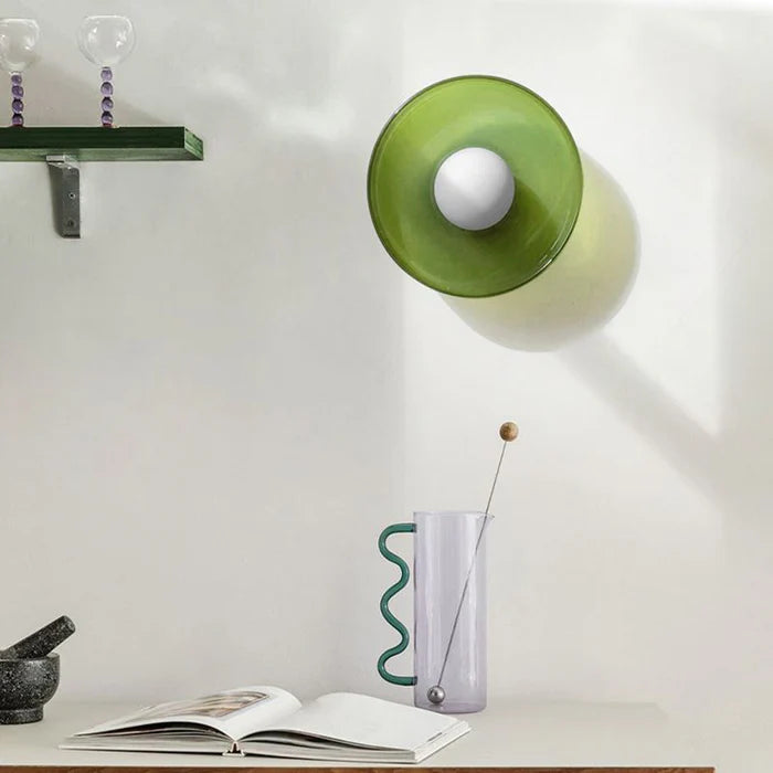 Nowoczesna szklana lampa sufitowa z kloszem w minimalistycznym designie