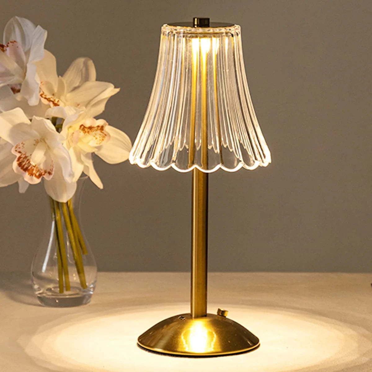 Elegancka lampa stołowa LED z kryształowym kloszem i złotym wykończeniem – włączana na dotyk
