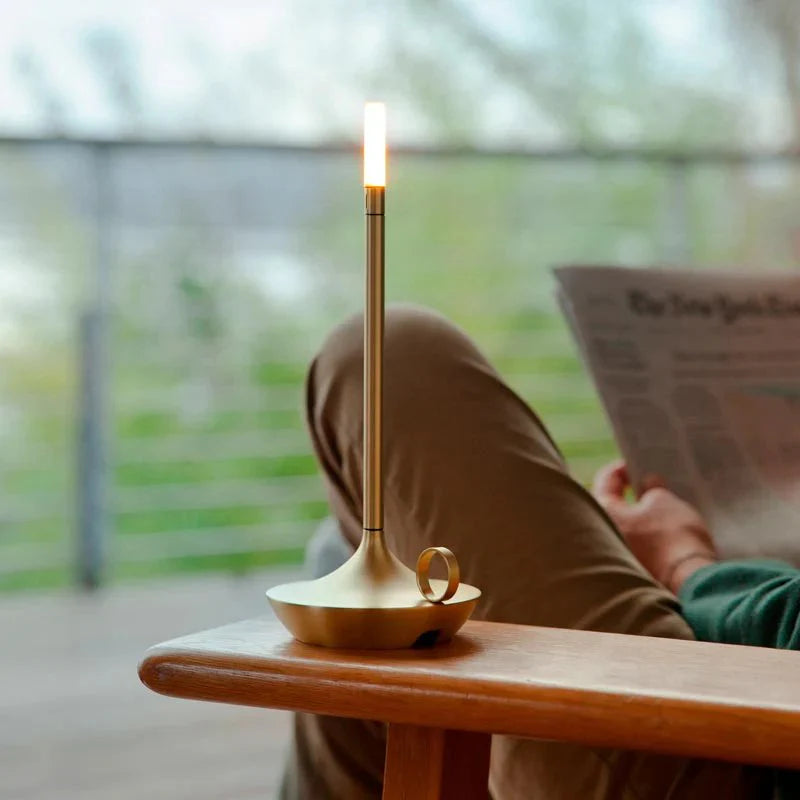 Minimalistyczna lampa stołowa LED z dotykowym włącznikiem w kształcie świecy