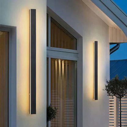 Nowoczesna Pionowa Lampa LED na Elewację