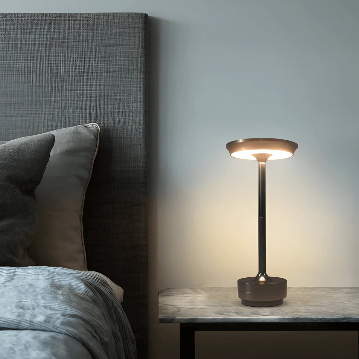 Elegancka lampka stołowa LED – metalowa, ładowana USB, nowoczesny design