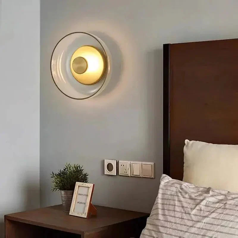 Nowoczesna kinkietowa lampa ścienna z okrągłym kloszem