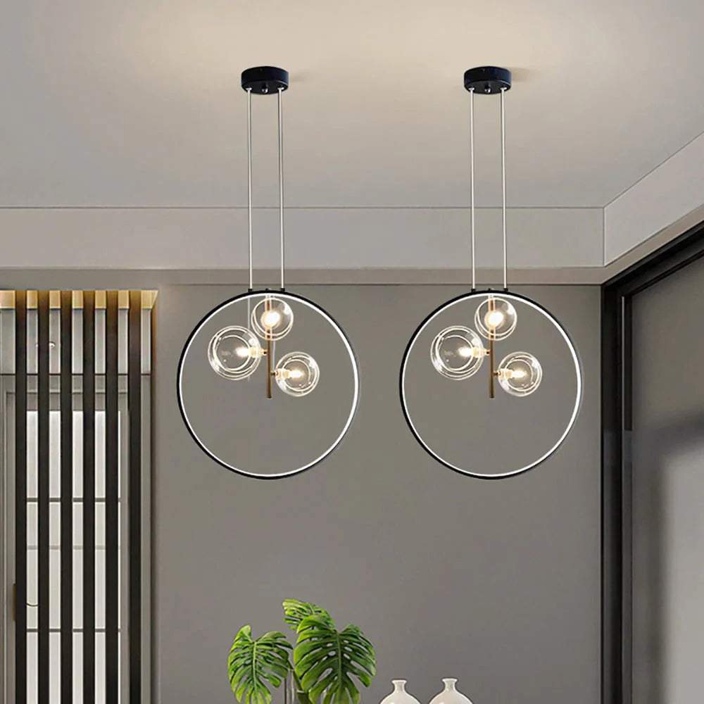 Nowoczesna lampa wisząca LED w formie okręgu z centralnym źródłem światła