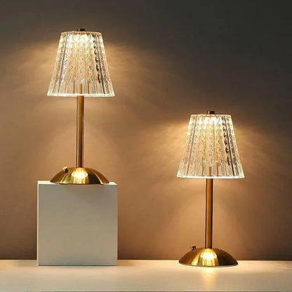 Elegancka lampa stołowa LED z kryształowym kloszem i złotym wykończeniem – włączana na dotyk
