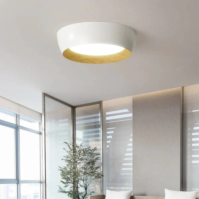 Nowoczesna lampa sufitowa LED z drewnianym akcentem