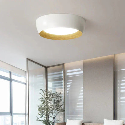 Nowoczesna lampa sufitowa LED z drewnianym akcentem