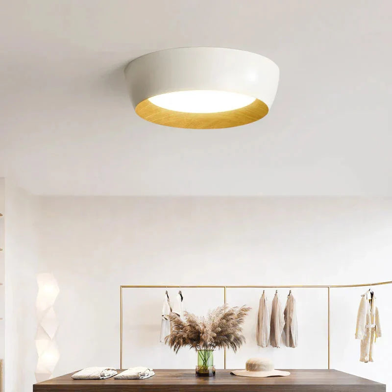Nowoczesna lampa sufitowa LED z drewnianym akcentem