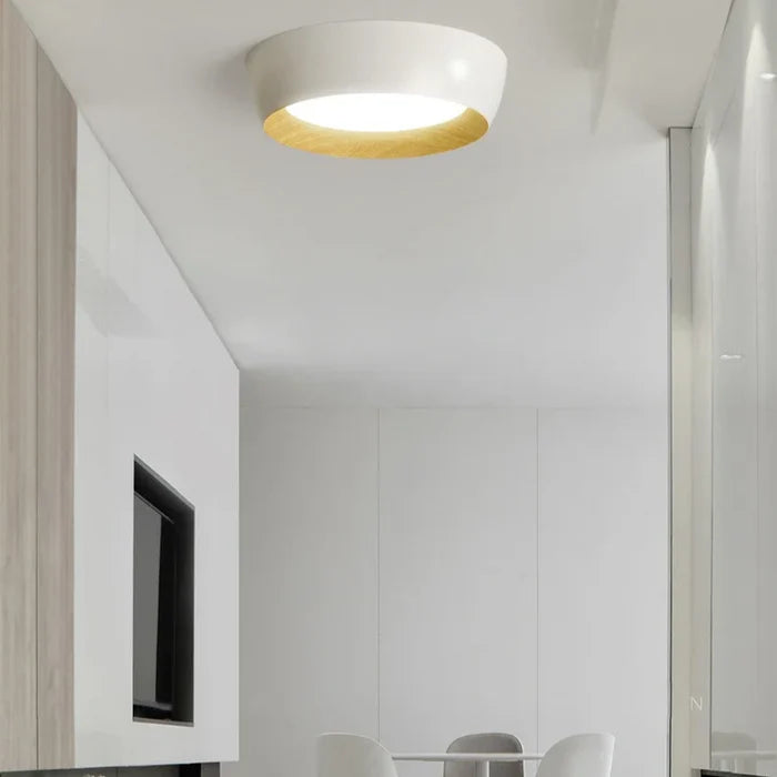 Nowoczesna lampa sufitowa LED z drewnianym akcentem