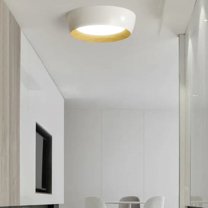 Nowoczesna lampa sufitowa LED z drewnianym akcentem