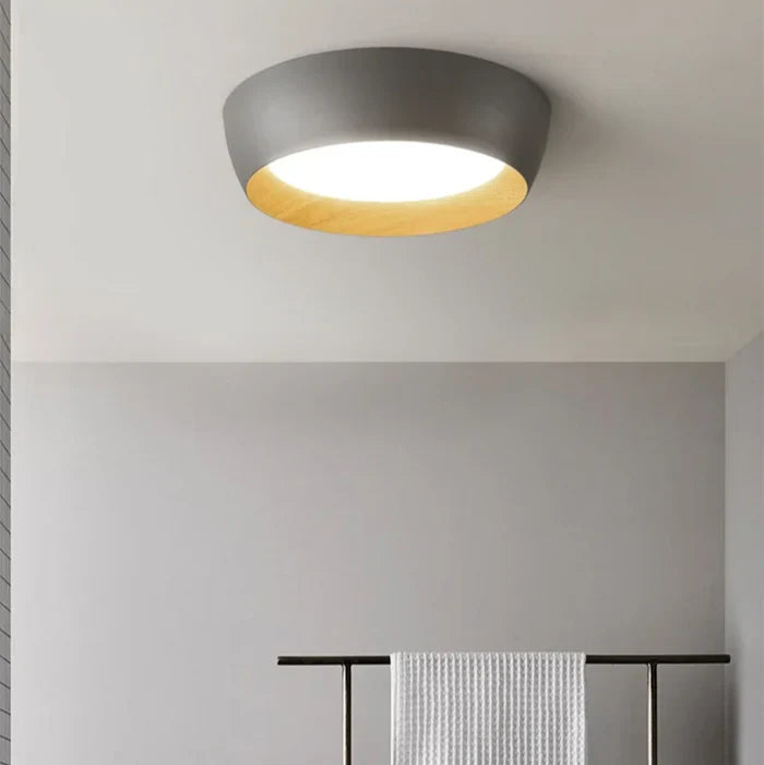 Nowoczesna lampa sufitowa LED z drewnianym akcentem