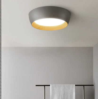 Nowoczesna lampa sufitowa LED z drewnianym akcentem