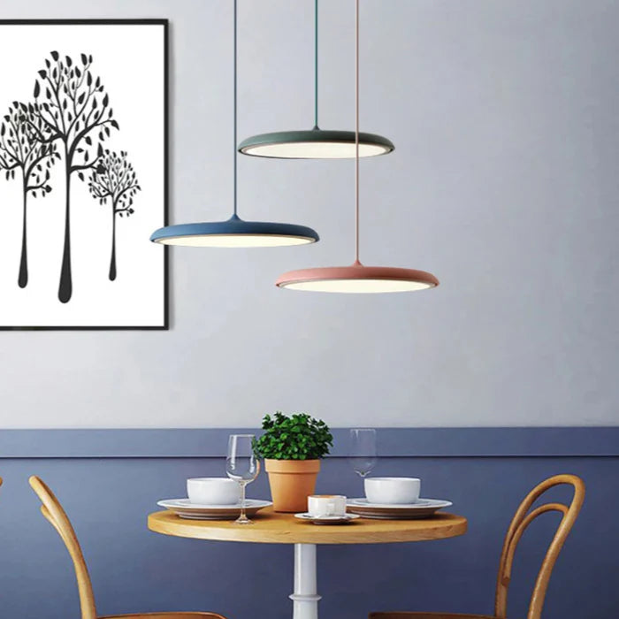 Nowoczesna lampa wisząca LED – ultracienki klosz, designerskie oświetlenie sufitowe do salonu lub jadalni