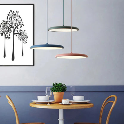 Nowoczesna lampa wisząca LED – ultracienki klosz, designerskie oświetlenie sufitowe do salonu lub jadalni